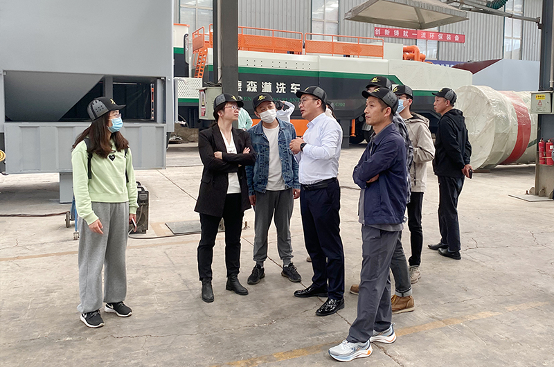 华中科技大学、中南大学一行莅临快盈VIII生产基地考察调研.jpg 华中科技大学、中南大学一行莅临快盈VIII生产基地考察调研